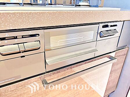 キッチンは家族の絆を育む大切な空間。シンプルで使い易いシステムキッチンで愉しく作る料理は愛情のある美味しいご馳走に。家族で使えるダイニングキッチンです。