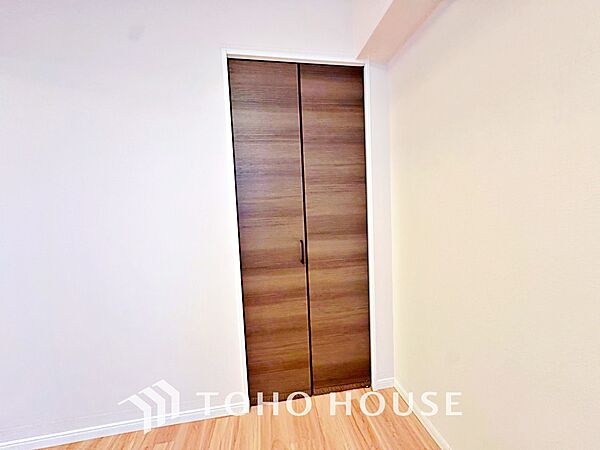 各お部屋にしっかりと収納スペース（クローゼット）を設けてありますから、物が散乱することもありませんしタンスも不要。すっきりしたお部屋を好みで飾ってお過ごし頂けます。