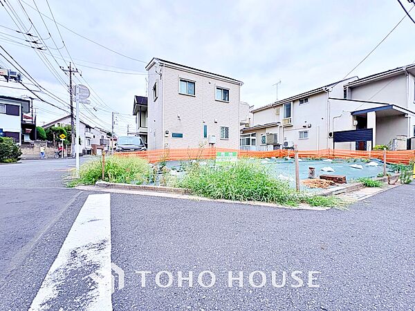 ◆木漏れ日◆の様な採光が優しく足元を照らし、心地いい暮らしの道しるべを写し出す。この空間で過ごす家族との語らいの時間がとても素敵で幸せを感じるかもしれない。