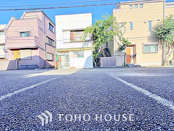 ◆木漏れ日◆の様な採光が優しく足元を照らし、心地いい暮らしの道しるべを写し出す。この空間で過ごす家族との語らいの時間がとても素敵で幸せを感じるかもしれない。