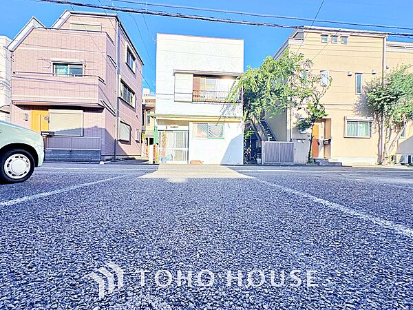 ◆木漏れ日◆の様な採光が優しく足元を照らし、心地いい暮らしの道しるべを写し出す。この空間で過ごす家族との語らいの時間がとても素敵で幸せを感じるかもしれない。