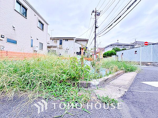 ◆木漏れ日◆の様な採光が優しく足元を照らし、心地いい暮らしの道しるべを写し出す。この空間で過ごす家族との語らいの時間がとても素敵で幸せを感じるかもしれない。