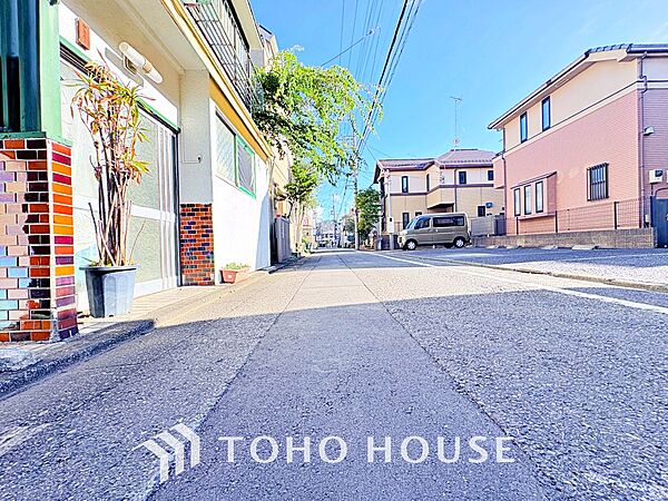 ◆木漏れ日◆の様な採光が優しく足元を照らし、心地いい暮らしの道しるべを写し出す。この空間で過ごす家族との語らいの時間がとても素敵で幸せを感じるかもしれない。