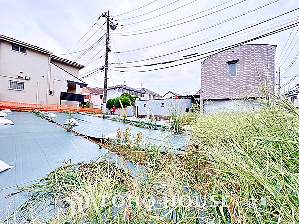 ◆木漏れ日◆の様な採光が優しく足元を照らし、心地いい暮らしの道しるべを写し出す。この空間で過ごす家族との語らいの時間がとても素敵で幸せを感じるかもしれない。
