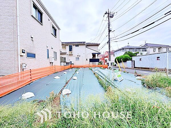 ◆居心地のいい暮らし◆には欠かせない眩い採光。ゆったりとした幅の窓からこの空間に降り注ぐ採光が絶えない。明るいリビングこそ居心地のいい暮らしが待っているのだと思う。
