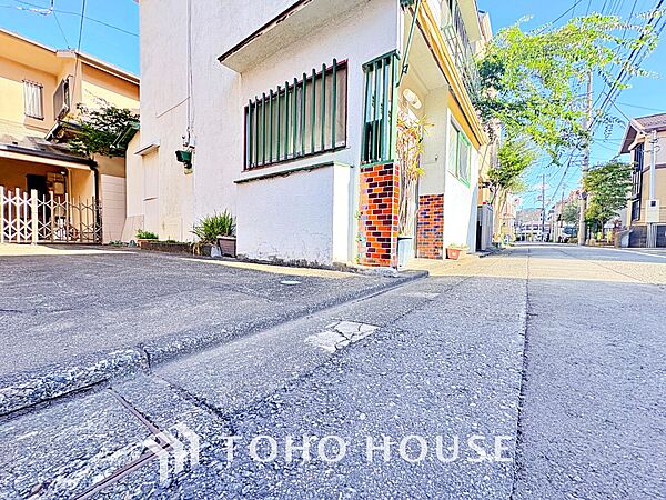 ◆居心地のいい暮らし◆には欠かせない眩い採光。ゆったりとした幅の窓からこの空間に降り注ぐ採光が絶えない。明るいリビングこそ居心地のいい暮らしが待っているのだと思う。