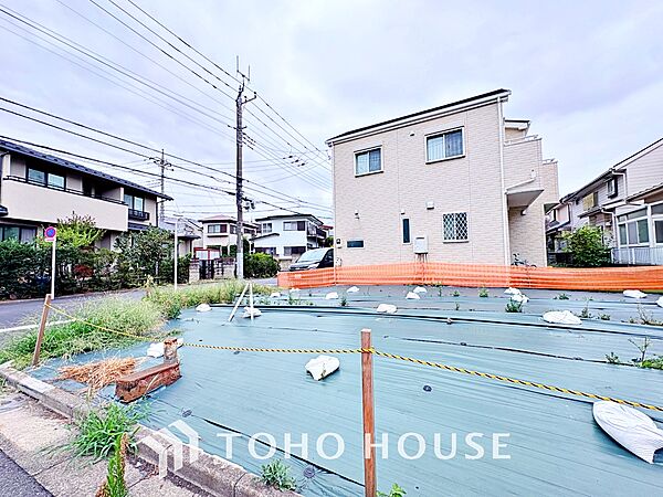 ◆木漏れ日◆の様な採光が優しく足元を照らし、心地いい暮らしの道しるべを写し出す。この空間で過ごす家族との語らいの時間がとても素敵で幸せを感じるかもしれない。