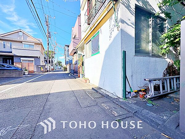 ◆木漏れ日◆の様な採光が優しく足元を照らし、心地いい暮らしの道しるべを写し出す。この空間で過ごす家族との語らいの時間がとても素敵で幸せを感じるかもしれない。