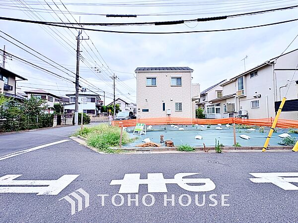 ◆木漏れ日◆の様な採光が優しく足元を照らし、心地いい暮らしの道しるべを写し出す。この空間で過ごす家族との語らいの時間がとても素敵で幸せを感じるかもしれない。