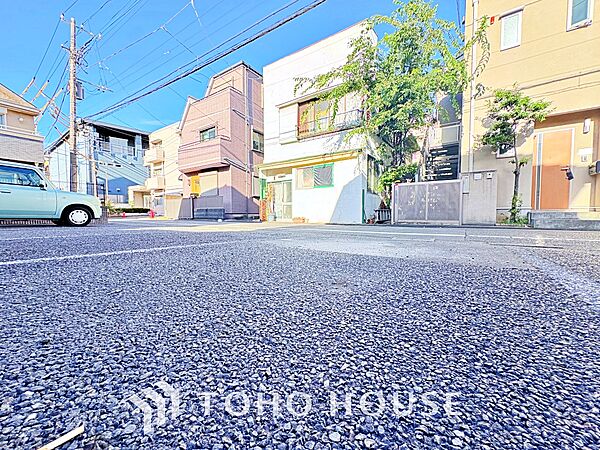 ◆木漏れ日◆の様な採光が優しく足元を照らし、心地いい暮らしの道しるべを写し出す。この空間で過ごす家族との語らいの時間がとても素敵で幸せを感じるかもしれない。