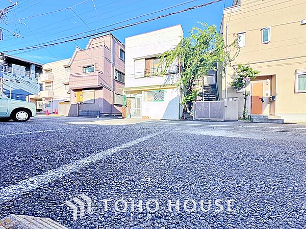 ◆木漏れ日◆の様な採光が優しく足元を照らし、心地いい暮らしの道しるべを写し出す。この空間で過ごす家族との語らいの時間がとても素敵で幸せを感じるかもしれない。