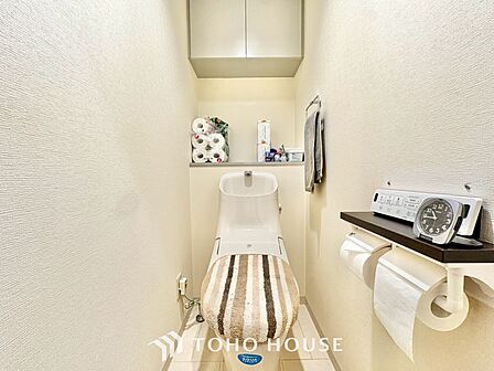 ◆トイレ◆トイレも全て新品に交換されており、清々しく新生活を始めることができます。白基調の清潔感のある空間に生まれ変わりました。