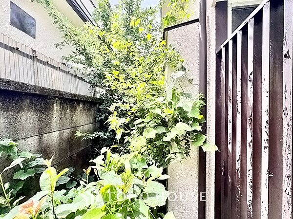 【ほのかな光を】夕暮れ時に迎える優しい光。暖かく心休まるほっとする瞬間。家族のもとへ。幸せのもとへ。