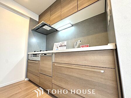 【Kitchen】美しく使いやすいキッチンは油汚れが簡単に拭き取れる素材で加工されており、浄水器シャワーから流す水の音を軽減する静かなシンクを採用。見えないところにさり気ない配慮が嬉しい