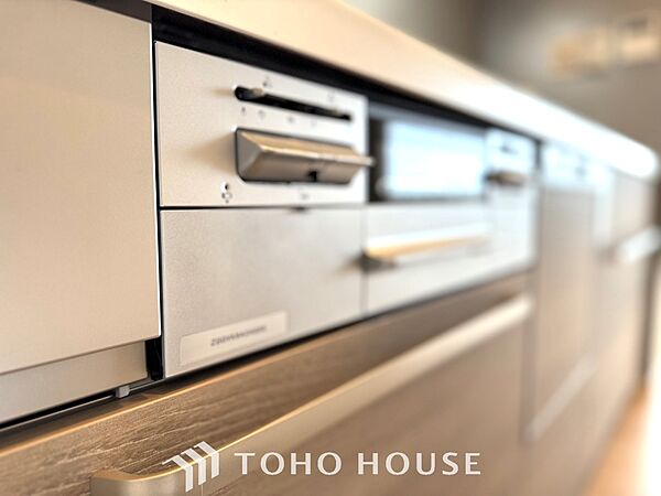 【Kitchen】美しく使いやすいキッチンは油汚れが簡単に拭き取れる素材で加工されており、浄水器シャワーから流す水の音を軽減する静かなシンクを採用。見えないところにさり気ない配慮が嬉しい