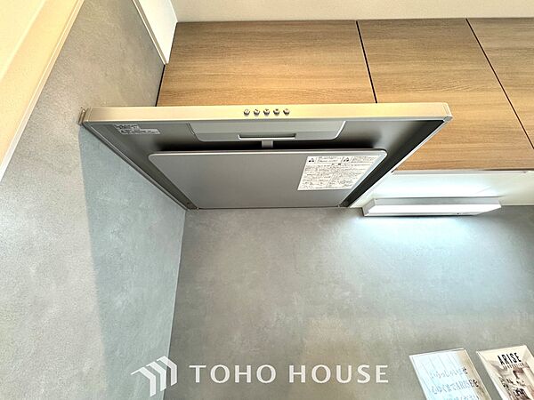 【Kitchen】美しく使いやすいキッチンは油汚れが簡単に拭き取れる素材で加工されており、浄水器シャワーから流す水の音を軽減する静かなシンクを採用。見えないところにさり気ない配慮が嬉しい