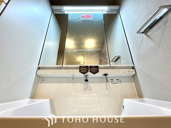 【Wash basin】十分な大きさの洗面台は収納もさる事ながら、身だしなみチェックや歯磨きなど、朝の慌ただしい時間でもホテルライクなスペースで余裕とゆとりを感じて頂けます。