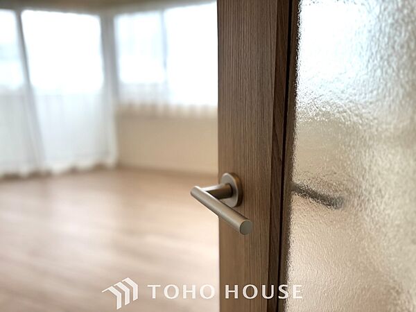 【Decorative lighting】　上質に仕上げられた室内。オフ・ホワイトの壁を背にした観葉植物の葉をそっと置かれたインテリア・ライトが照らし出しています。少しお洒落な暮らしをしてみませんか。
