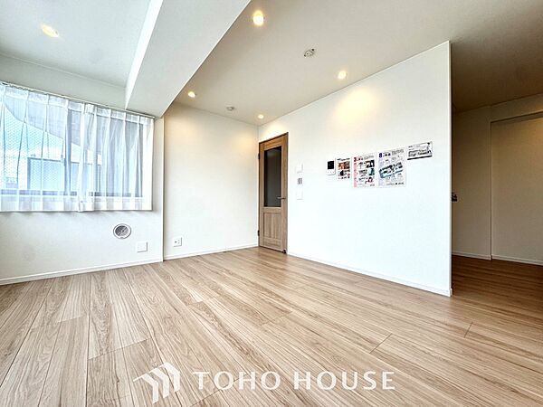 【Decorative lighting】上質に仕上げられた室内。オフ・ホワイトの壁を背にした観葉植物の葉をそっと置かれたインテリア・ライトが照らし出しています。少しお洒落な暮らしをしてみませんか。