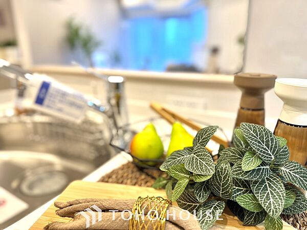 【Kitchen】美しく使いやすいキッチンは油汚れが簡単に拭き取れる素材で加工されており、浄水器シャワーから流す水の音を軽減する静かなシンクを採用。見えないところにさり気ない配慮が嬉しい