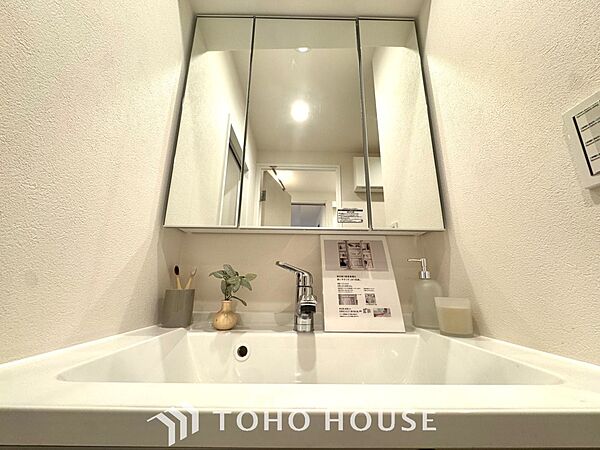【Wash basin】十分な大きさの洗面台は収納もさる事ながら、身だしなみチェックや歯磨きなど、朝の慌ただしい時間でもホテルライクなスペースで余裕とゆとりを感じて頂けます。