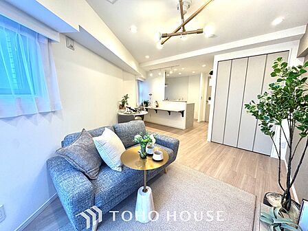 【Decorative lighting】上質に仕上げられた室内。オフ・ホワイトの壁を背にした観葉植物の葉をそっと置かれたインテリア・ライトが照らし出しています。少しお洒落な暮らしをしてみませんか。
