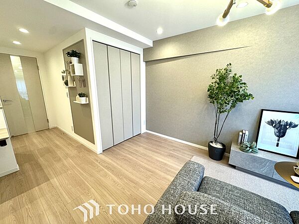 【Decorative lighting】上質に仕上げられた室内。オフ・ホワイトの壁を背にした観葉植物の葉をそっと置かれたインテリア・ライトが照らし出しています。少しお洒落な暮らしをしてみませんか。