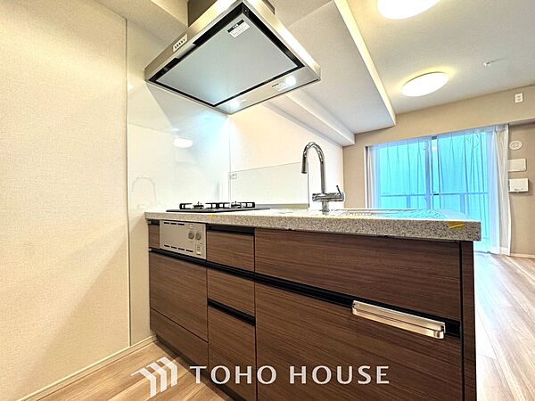 【Kitchen】美しく使いやすいキッチンは油汚れが簡単に拭き取れる素材で加工されており、浄水器シャワーから流す水の音を軽減する静かなシンクを採用。見えないところにさり気ない配慮が嬉しい