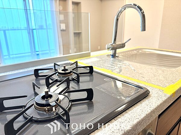 【Kitchen】美しく使いやすいキッチンは油汚れが簡単に拭き取れる素材で加工されており、浄水器シャワーから流す水の音を軽減する静かなシンクを採用。見えないところにさり気ない配慮が嬉しい