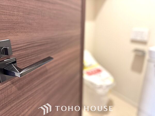 【toilet】トイレットペーパーの使用回数を減らせることです。 シャワートイレを使用すれば、洗浄して汚れを落とすことができるため、トイレットペーパーの使用を最小限にとどめることができます。