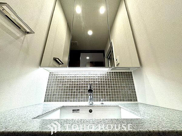 【Wash basin】十分な大きさの洗面台は収納もさる事ながら、身だしなみチェックや歯磨きなど、朝の慌ただしい時間でもホテルライクなスペースで余裕とゆとりを感じて頂けます。