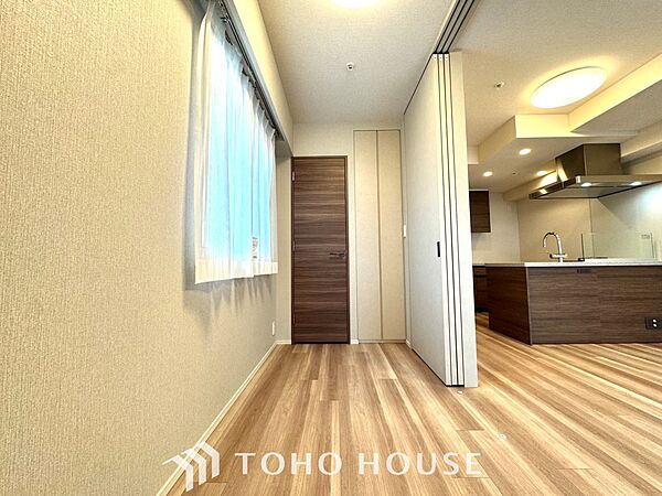 【Ease】家族個々の安らぎの空間。プライベートなBedRoomは暮らす方の感性で造り上げたいもの。誰もが好みで飾れるシンプルな室内に仕上げてあります。
