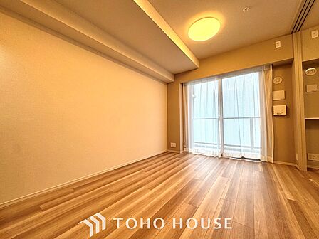 【Ease】家族個々の安らぎの空間。プライベートなBedRoomは暮らす方の感性で造り上げたいもの。誰もが好みで飾れるシンプルな室内に仕上げてあります。