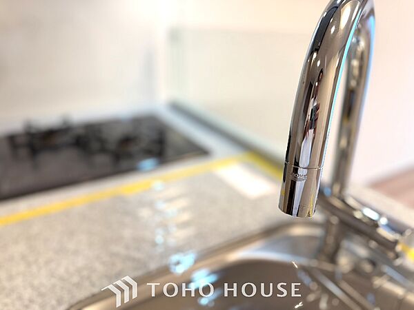 【Water cleaner】蛇口から流れ出すお水はクリーンでいつも楽しめます。また浄水器内臓シャワー混合栓なので場所取らずのスッキリとしたスタイルです。