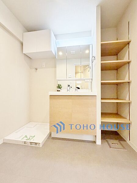 【WASHROOM】◆快適◆煌びやかな暮らしの中にも忘れたくない快適さ。大きな収納が助けてくれます。
