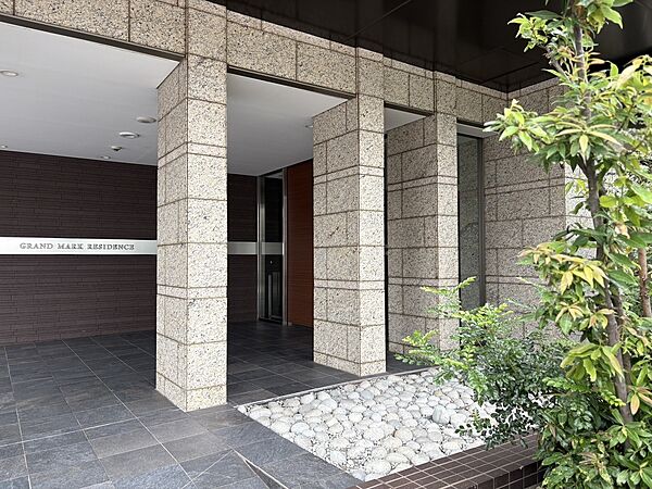 【ENTRANCE】◆そびえ立つ◆我が家のシンボル。遠くの空が赤く染まる夕べが待ち遠しい。