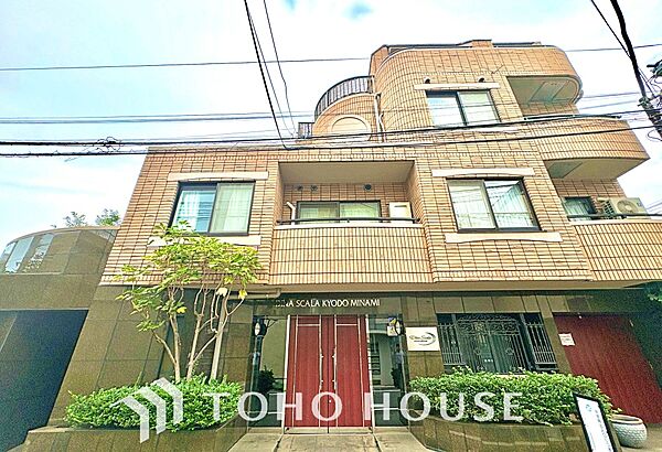 落ち着いた街並みに調和する上質な外観デザイン。