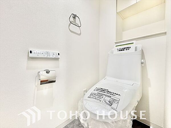 清潔感あるホワイト調のクロスと温もり溢れるモダンカラーの床材が見事に調和した本邸宅は、毎日の生活を少しでも快適に過ごして頂ける様に落ち着いた雰囲気作りから行っています。