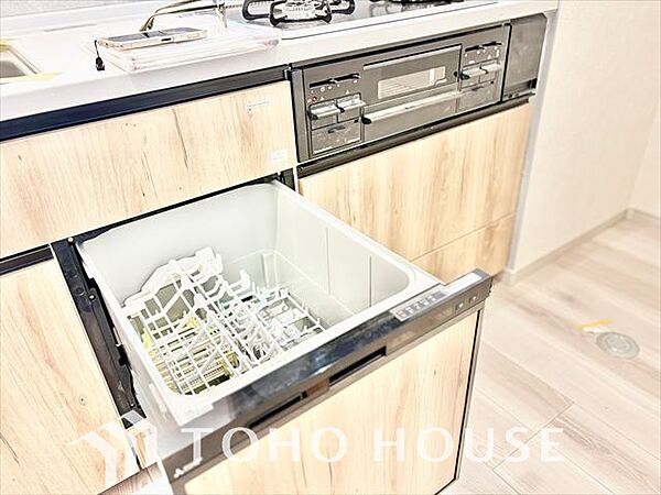 キッチンは家族の絆を育む大切な空間。シンプルで使い易いシステムキッチンで愉しく作る料理は愛情のある美味しいご馳走に。家族で使えるダイニングキッチンです。