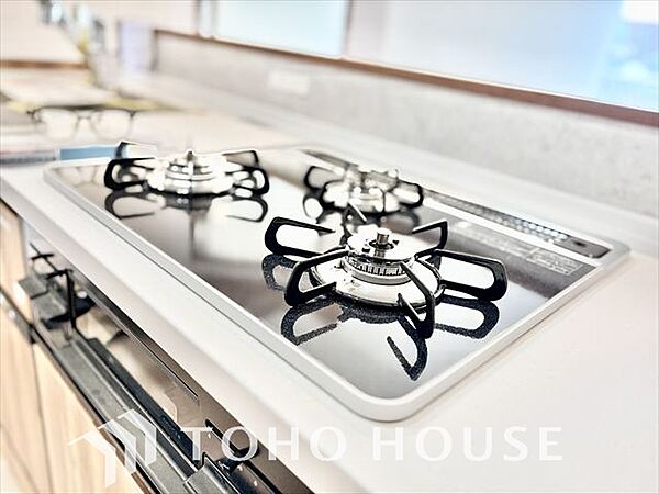 ◆愛育◆キッチンは家族の絆を育む大切な空間。シンプルで使い易いSystemKitchenで愉しく作る料理は愛情のある美味しいご馳走に。家族で使える広々としたダイニングキッチンです。