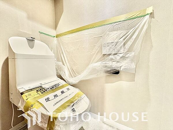 清潔感あるホワイト調のクロスと温もり溢れるモダンカラーの床材が見事に調和した本邸宅は、毎日の生活を少しでも快適に過ごして頂ける様に落ち着いた雰囲気作りから行っています。