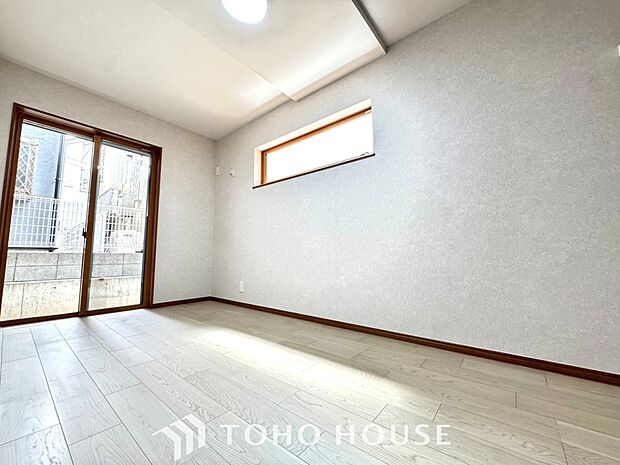 【木漏れ日】の様な採光が優しく足元を照らし、心地いい暮らしの道しるべを写し出す。この空間で過ごす家族との語らいの時間がとても素敵で幸せを感じるかもしれない。
