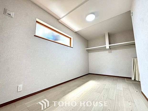 【季節外れのホームホリディ】喧噪から離れ広々したリビングでゆったりと過ごす。そんな寛いだ休日もあっていい。だって『何もしない時を楽しむ』そんな贅沢な時間を愛する家族と堪能できるのだから。