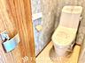 トイレ：【Toilet】トイレも全て新品に交換されており、清々しく新生活を始めることができます。白基調の清潔感のある空間に生まれ変わりました。