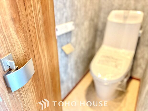 【Toilet】トイレも全て新品に交換されており、清々しく新生活を始めることができます。白基調の清潔感のある空間に生まれ変わりました。