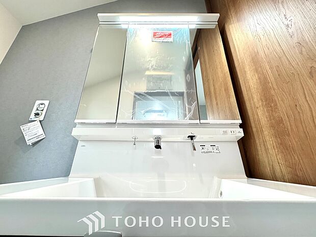 【Wash basin】十分な大きさの洗面台は収納もさる事ながら、身だしなみチェックや歯磨きなど、朝の慌ただしい時間でもホテルライクなスペースで余裕とゆとりを感じて頂けます。