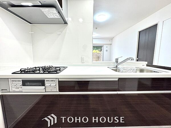 【Kitchen】美しく使いやすいキッチンは油汚れが簡単に拭き取れる素材で加工されており、浄水器シャワーから流す水の音を軽減する静かなシンクを採用。見えないところにさり気ない配慮が嬉しい