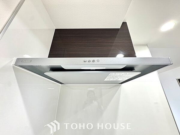 【Kitchen】美しく使いやすいキッチンは油汚れが簡単に拭き取れる素材で加工されており、浄水器シャワーから流す水の音を軽減する静かなシンクを採用。見えないところにさり気ない配慮が嬉しい