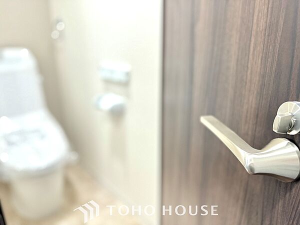 【toilet】トイレットペーパーの使用回数を減らせることです。 シャワートイレを使用すれば、洗浄して汚れを落とすことができるため、トイレットペーパーの使用を最小限にとどめることができます。