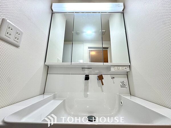 【Wash basin】十分な大きさの洗面台は収納もさる事ながら、身だしなみチェックや歯磨きなど、朝の慌ただしい時間でもホテルライクなスペースで余裕とゆとりを感じて頂けます。